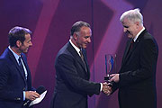 Ministerpräsident Horst Seehofer überreicht Karl-Heinz Rummenigge, FC Bayern, den Bayerischen Sportpreis 2013